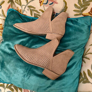 Women's Merona Beige Perforated Ankle Boots & Booties Size 7.5